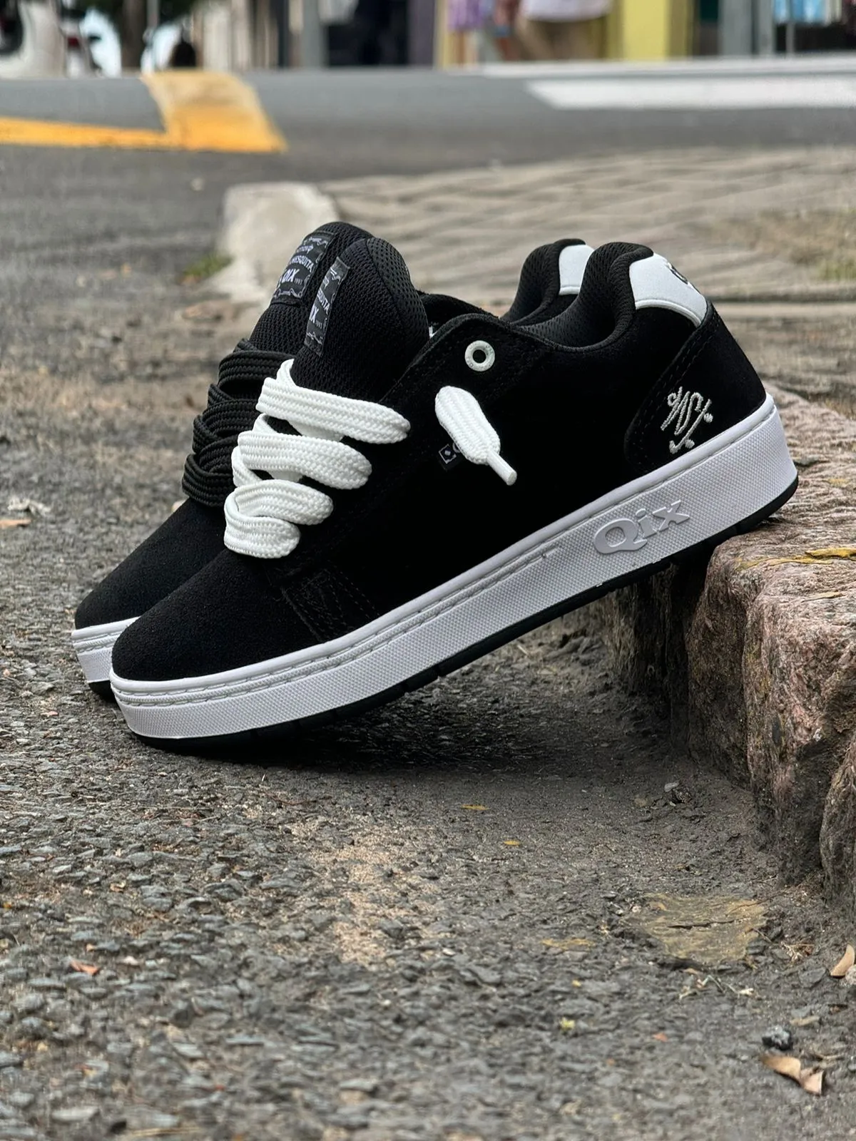 Tenis Qix Allan Mesquita Preto Branco - Imagem 4