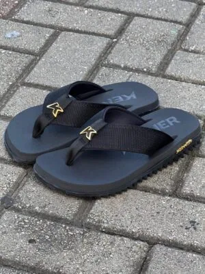 Chinelo Kenner Kivah Preto Dourado