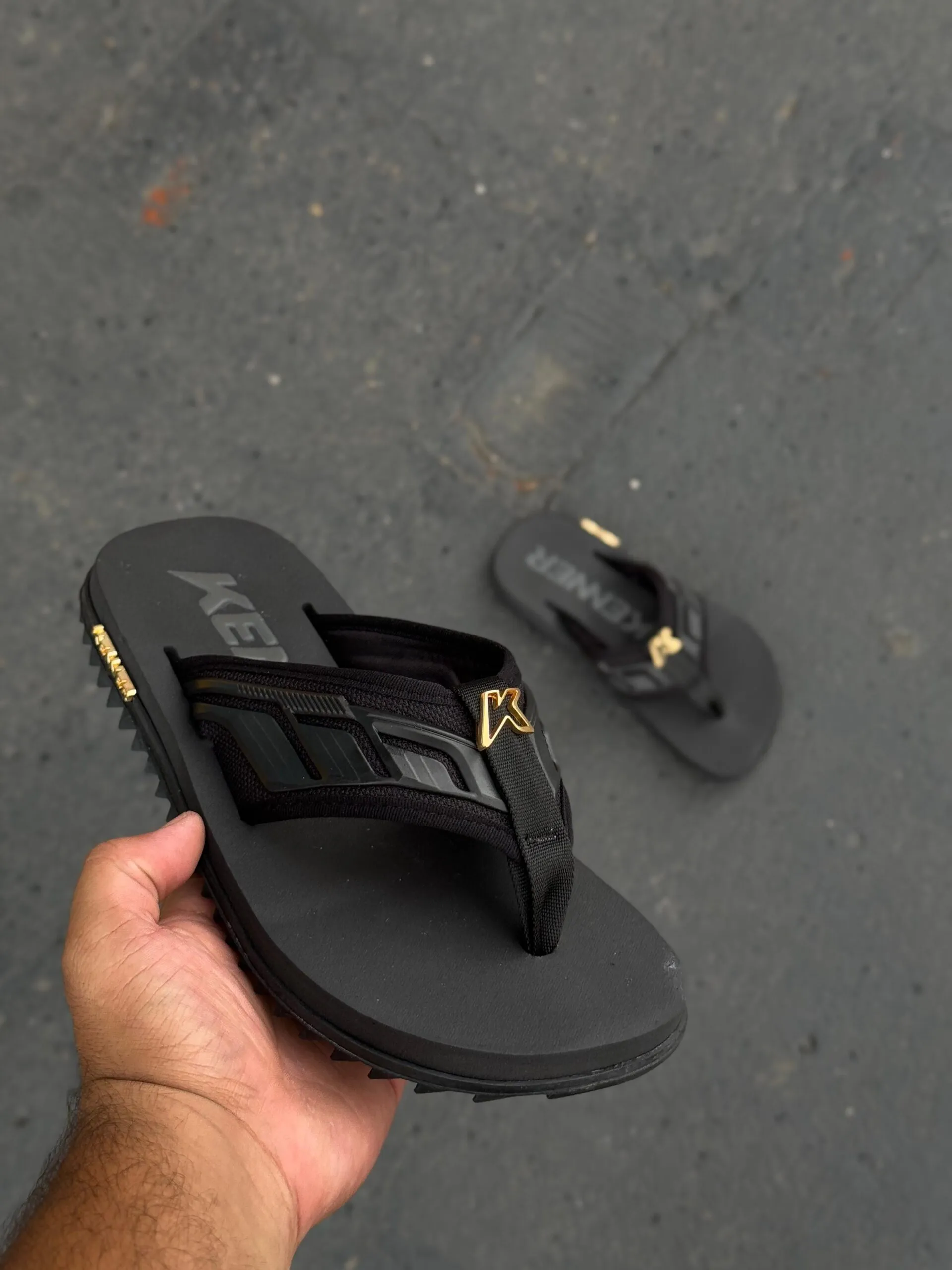 Chinelo Kenner Kivah Full Force Preto Dourado - Imagem 2