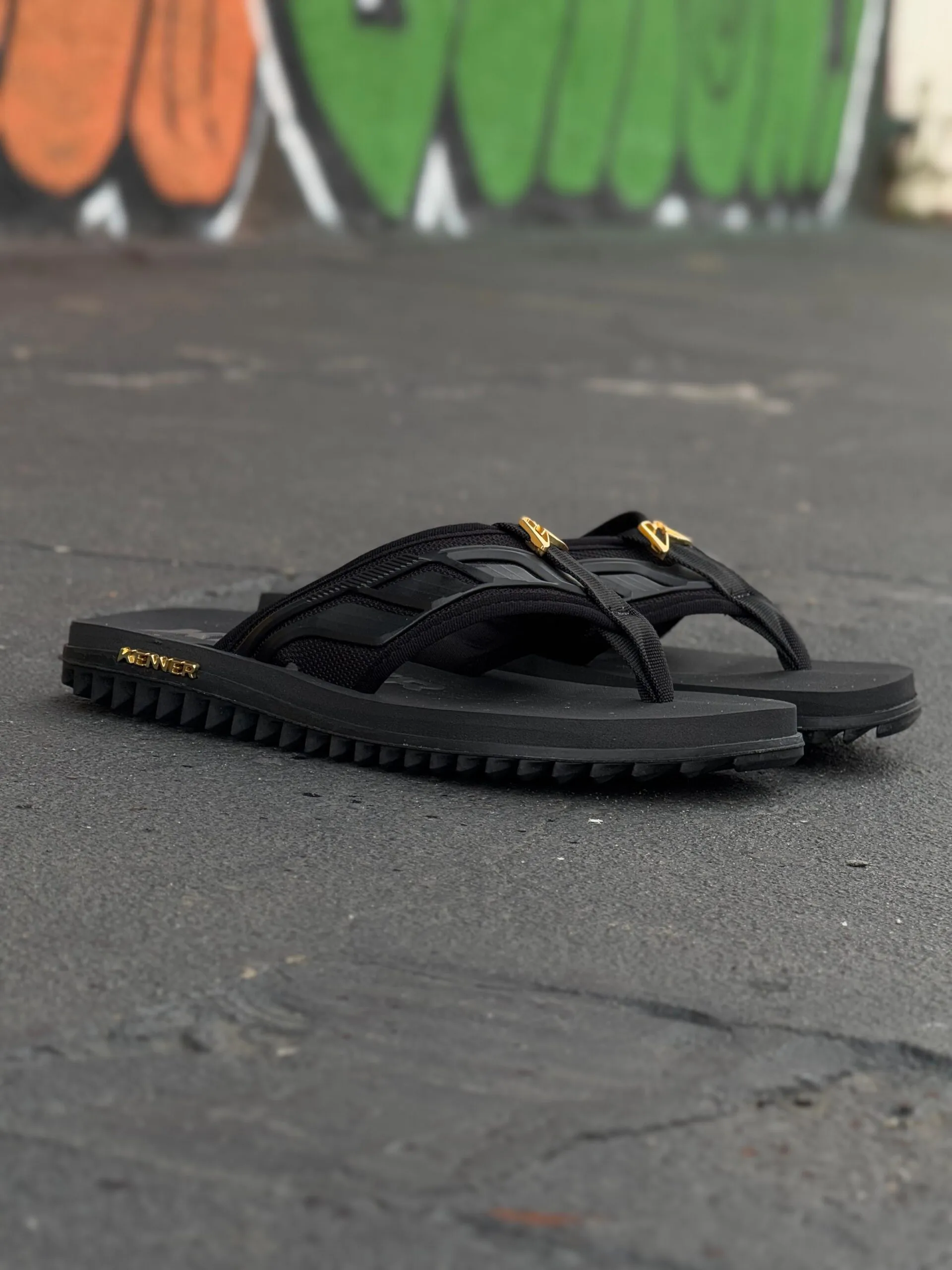 Chinelo Kenner Kivah Full Force Preto Dourado - Imagem 3