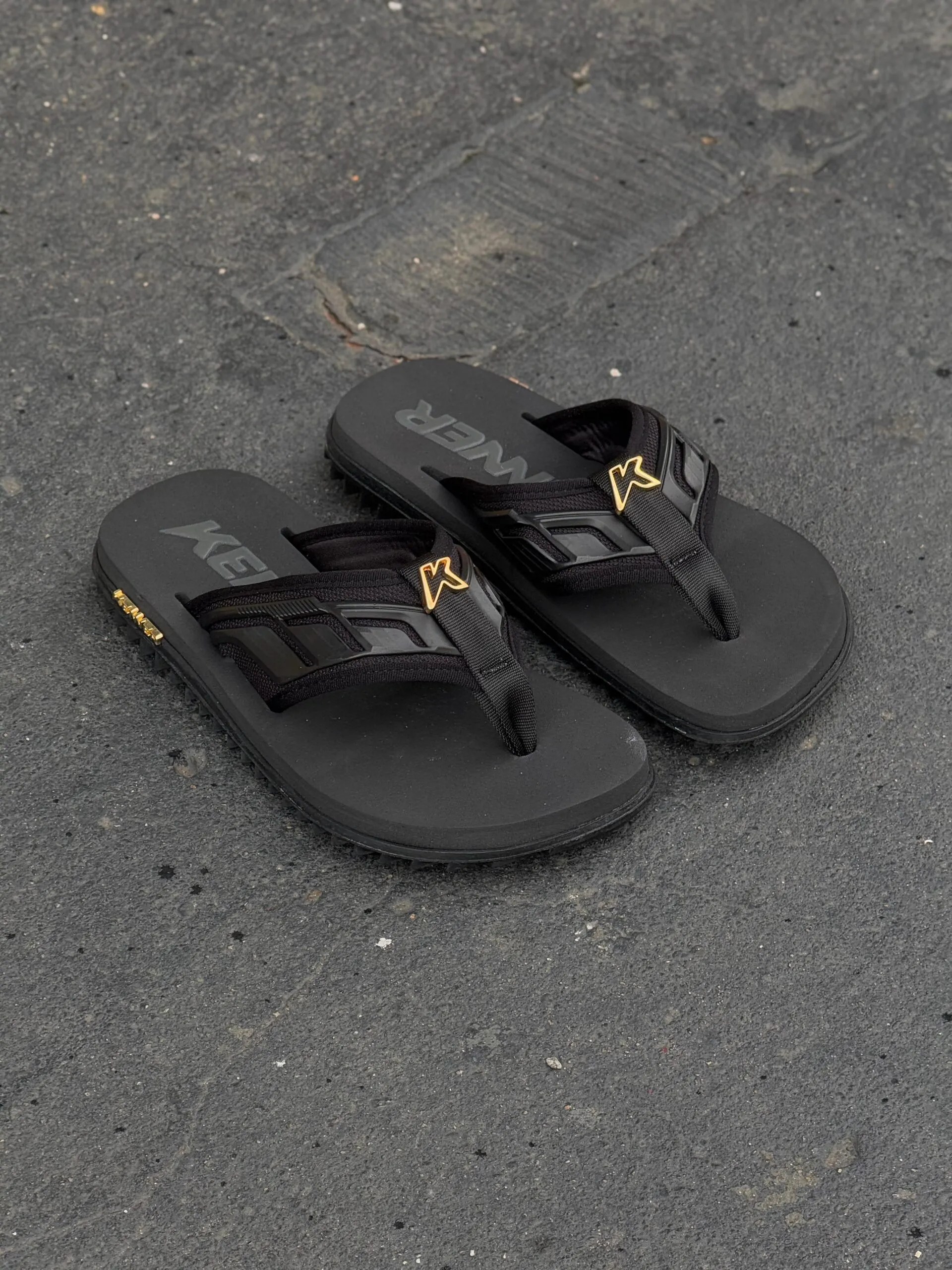 Chinelo Kenner Kivah Full Force Preto Dourado