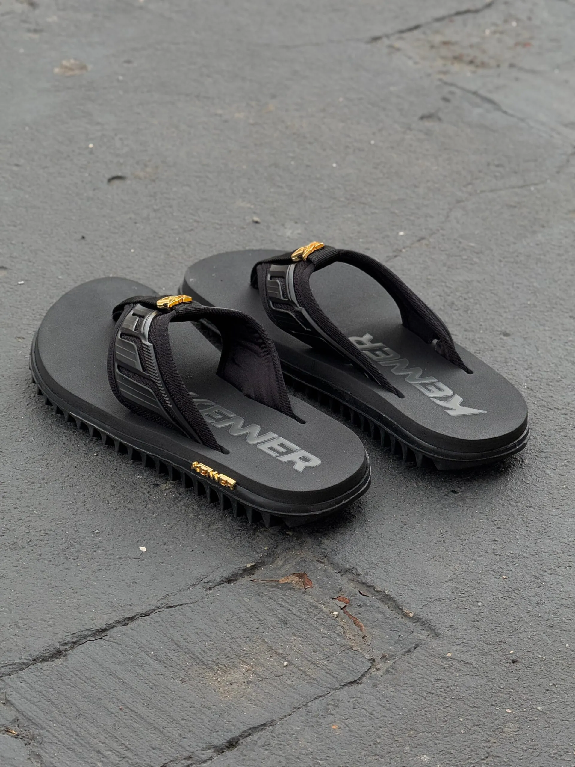 Chinelo Kenner Kivah Full Force Preto Dourado - Imagem 4