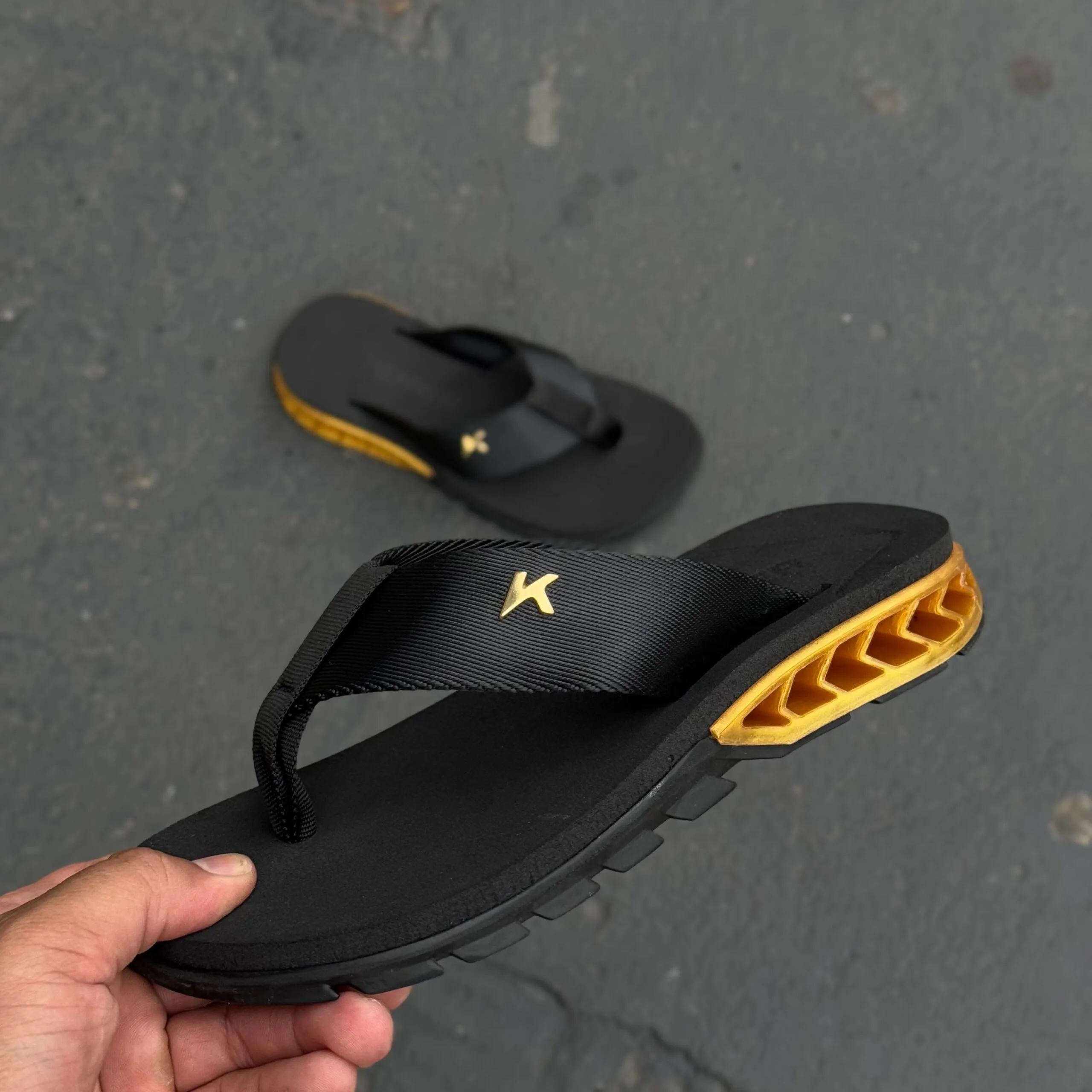 CHINELO KENNER RAKKA PRETO DOURADO - Imagem 4