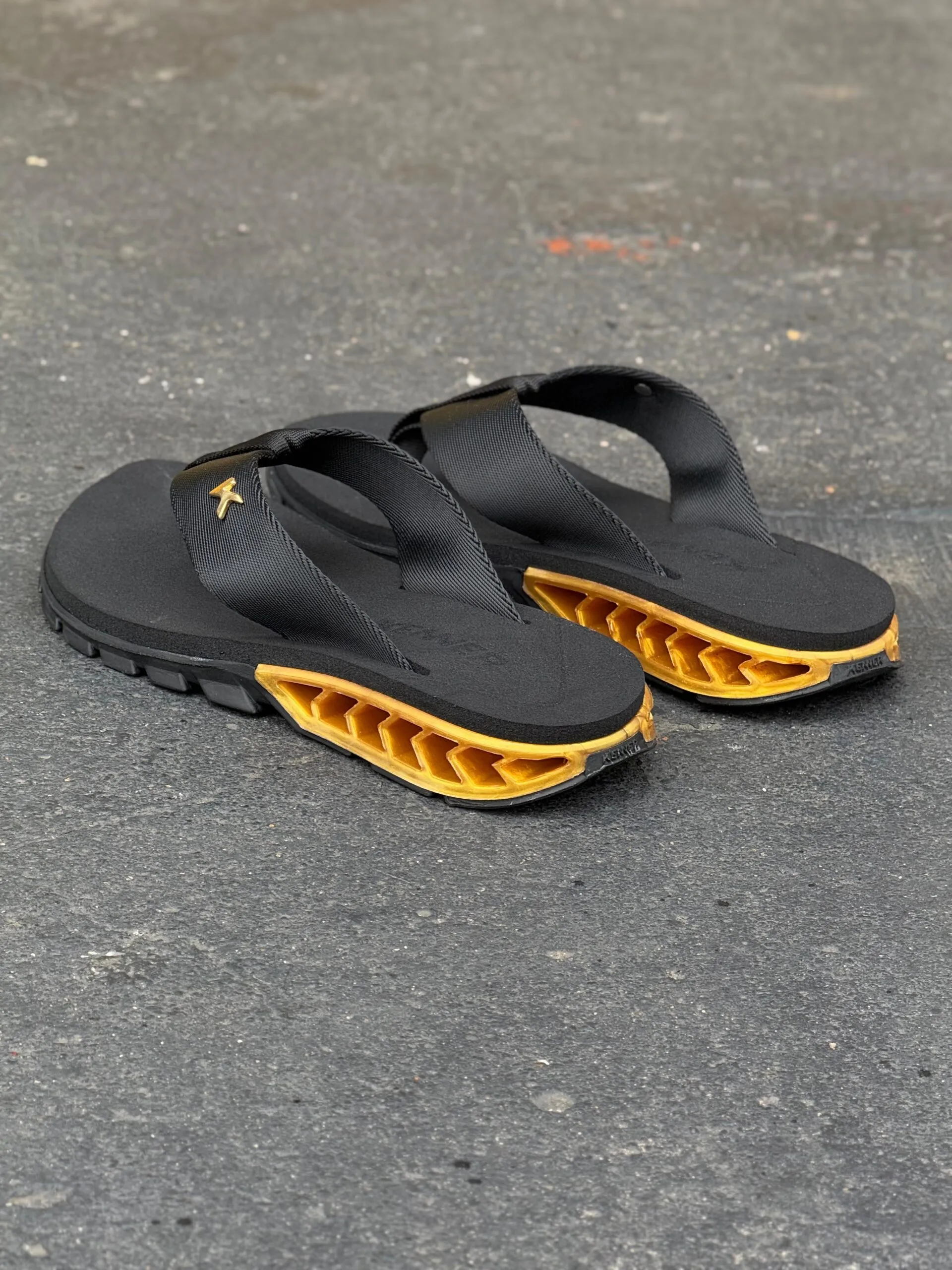 CHINELO KENNER RAKKA PRETO DOURADO - Imagem 2