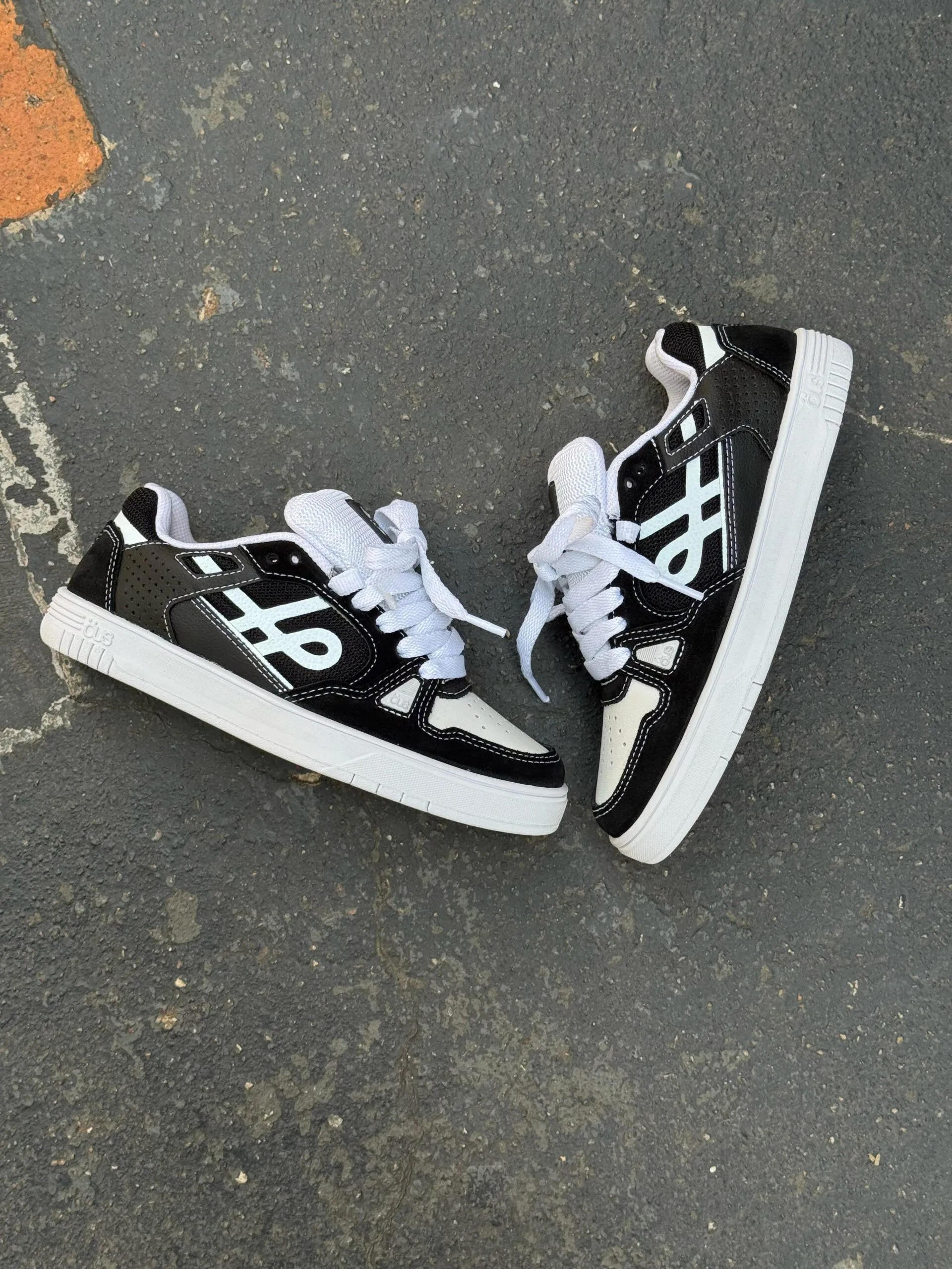 Tênis ÖUS Couro 2k Preto Branco Refletivo - Imagem 2