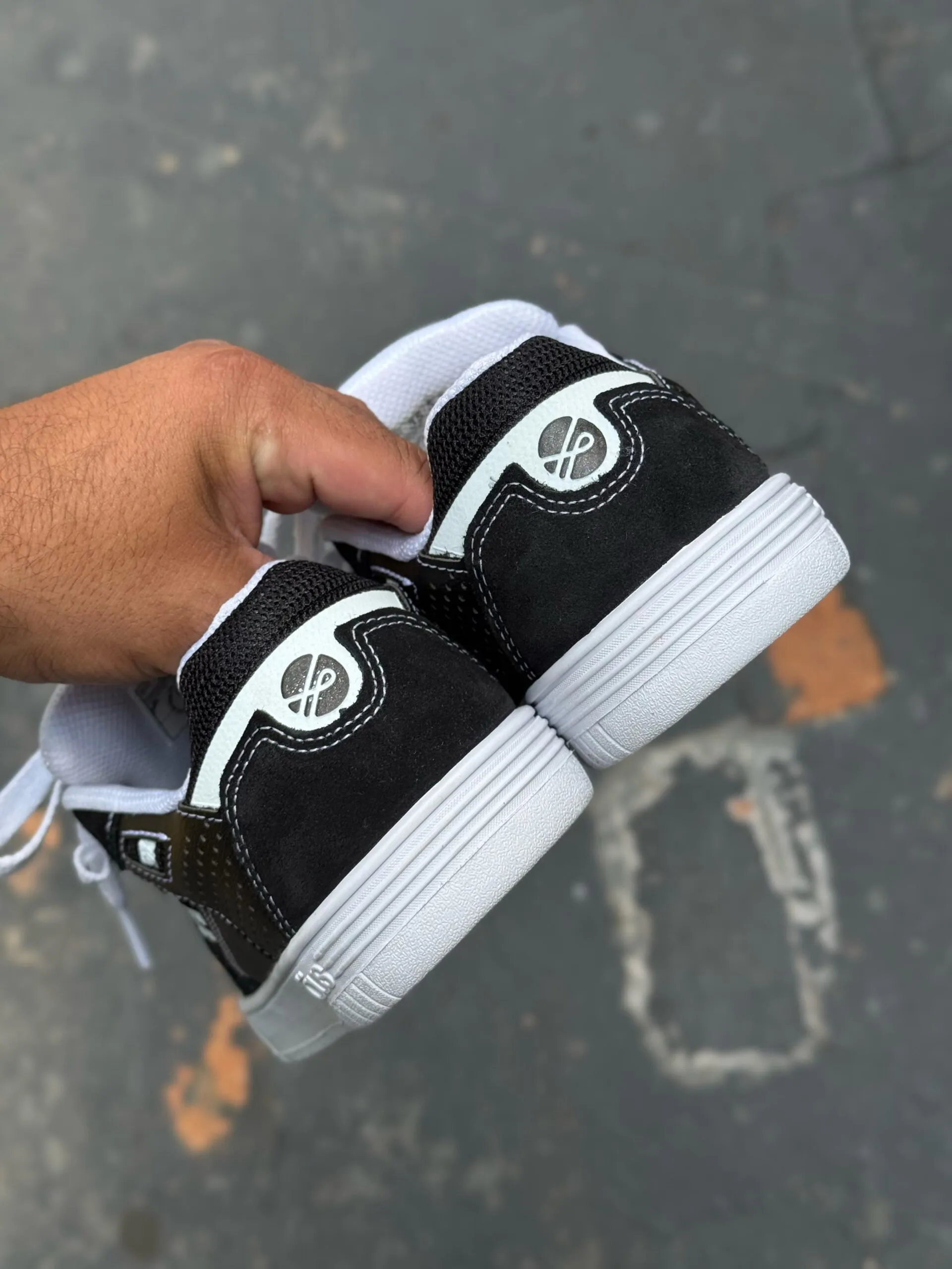 Tênis ÖUS Couro 2k Preto Branco Refletivo - Imagem 3