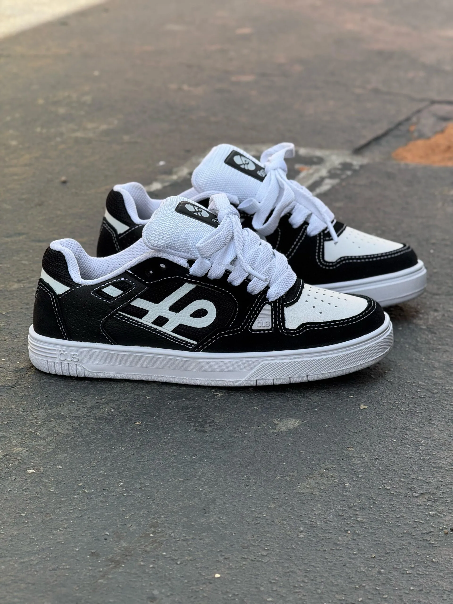 Tênis ÖUS Couro 2k Preto Branco Refletivo