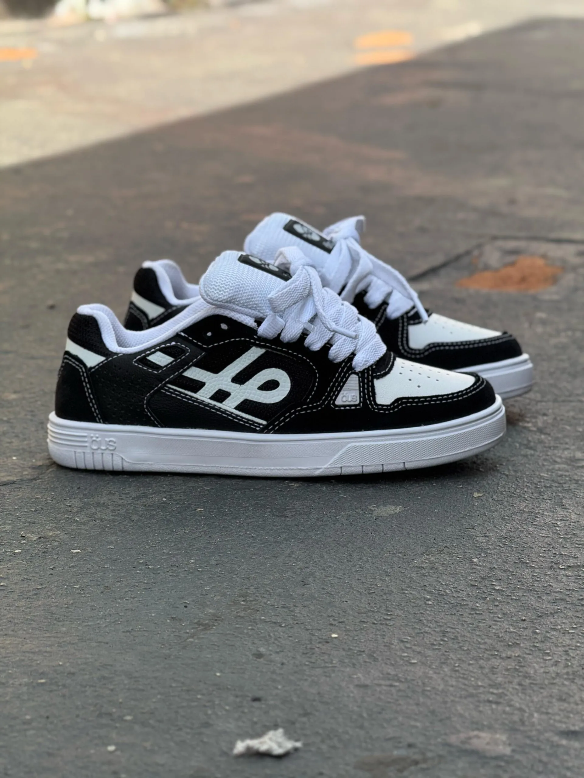 Tênis ÖUS Couro 2k Preto Branco Refletivo - Imagem 4