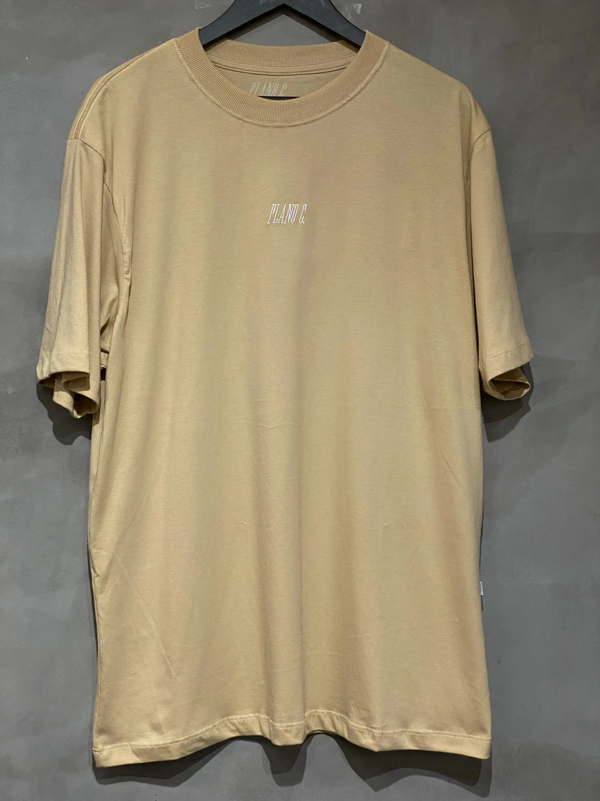 Camiseta Plano C. Logo Bordado Bege