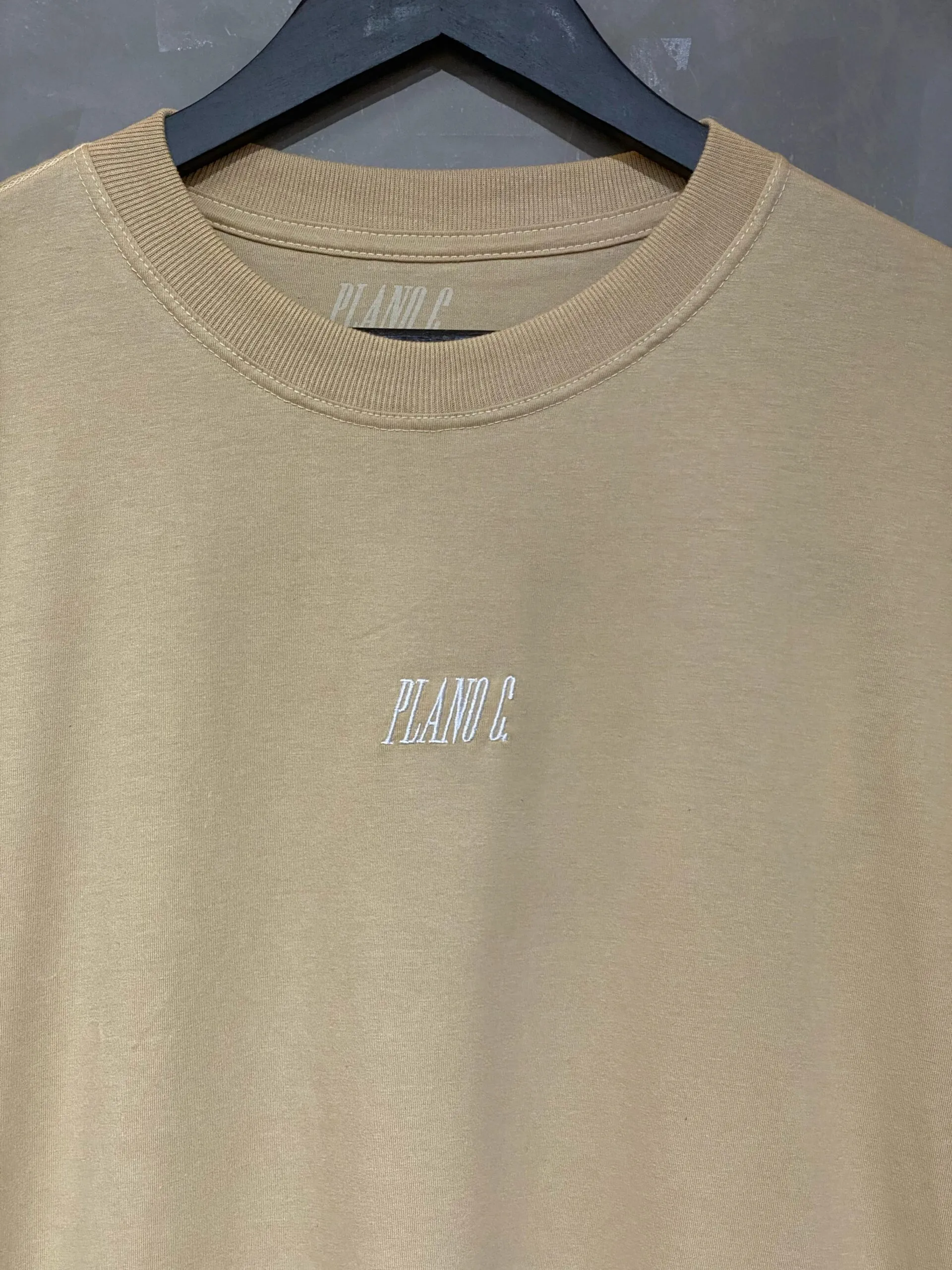 Camiseta Plano C. Logo Bordado Bege - Imagem 2