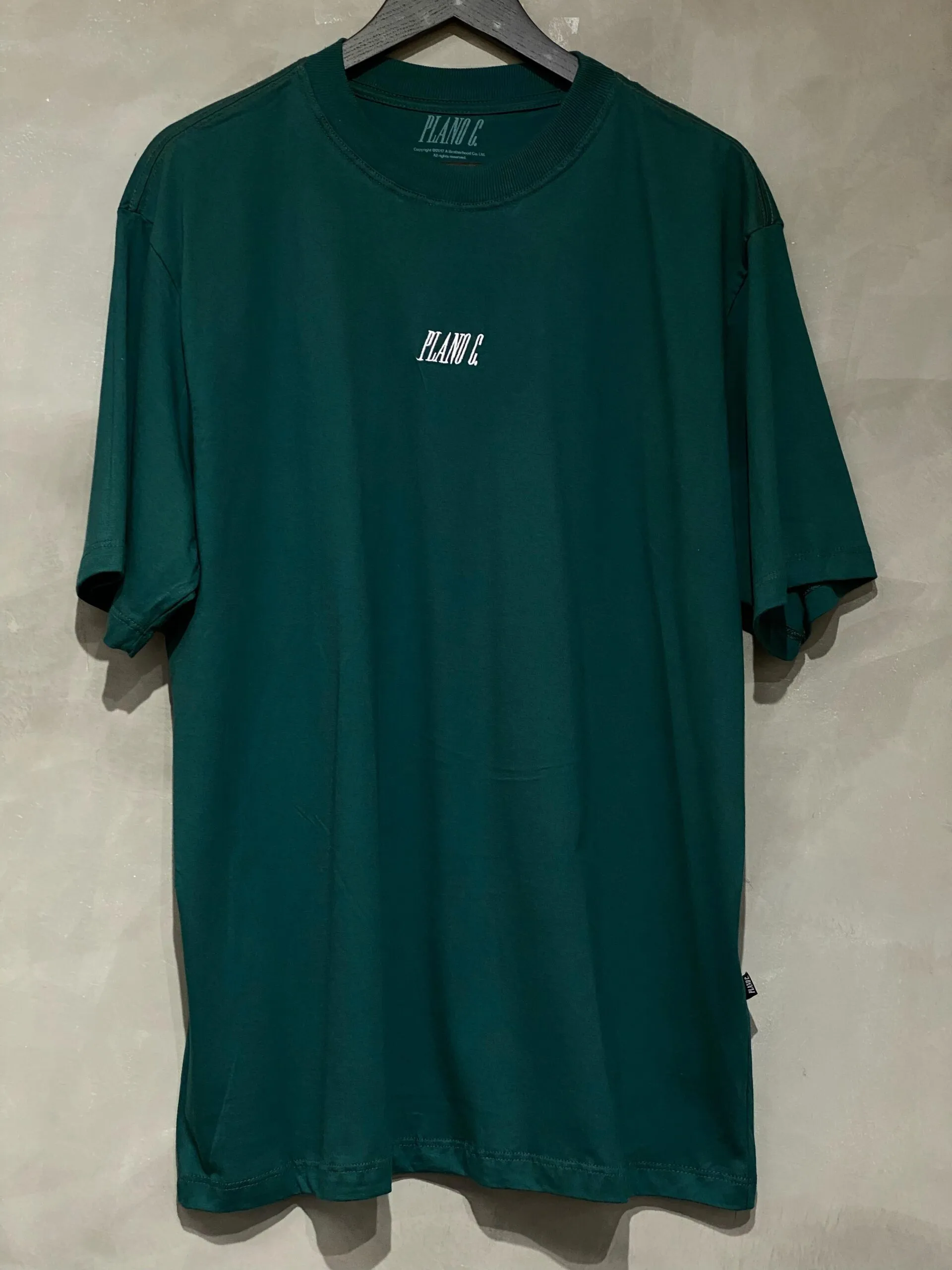 Camiseta Plano C. Logo Bordado Verde