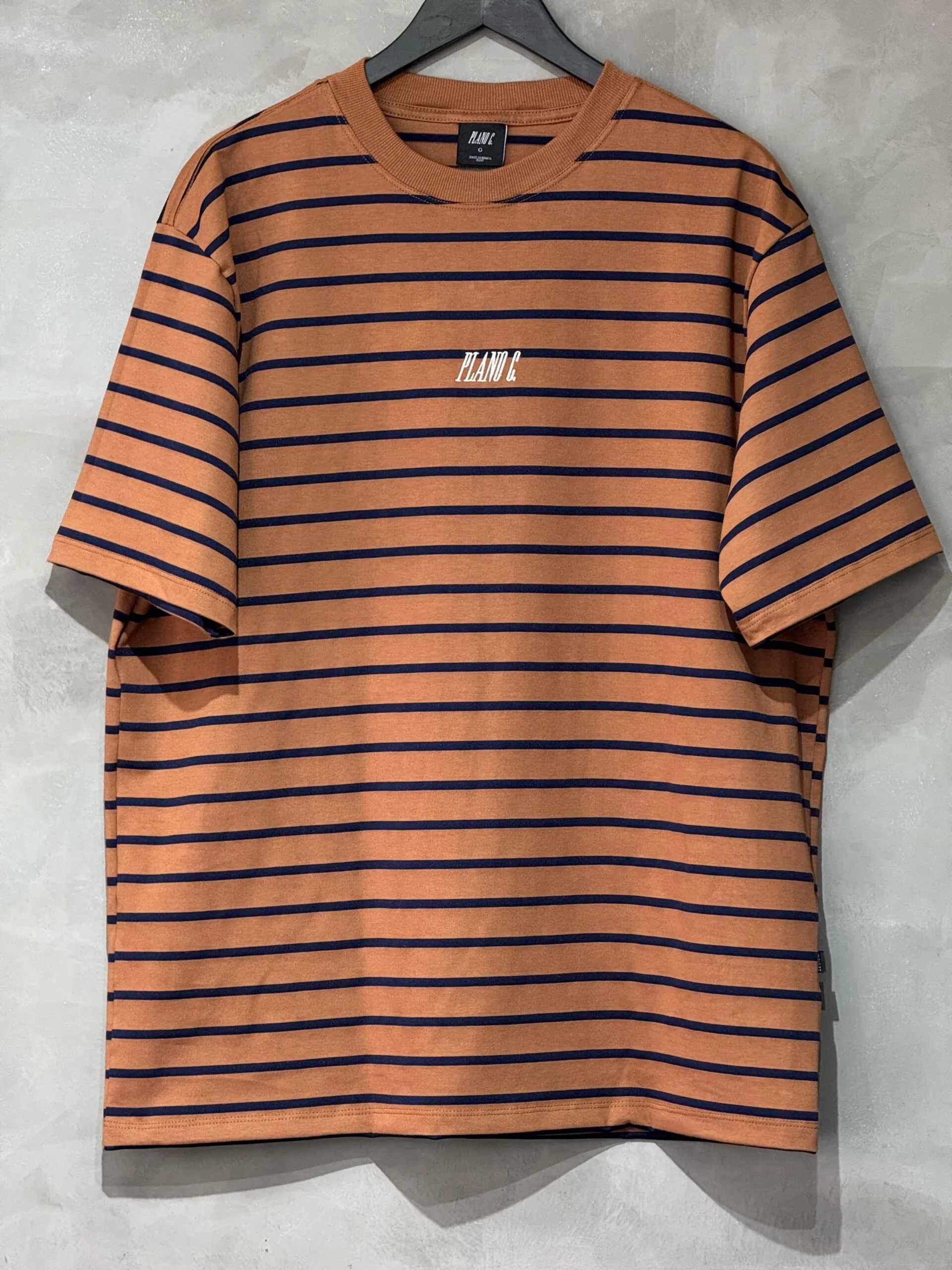 Camiseta Plano C. Logo Bordado Listrada Marrom