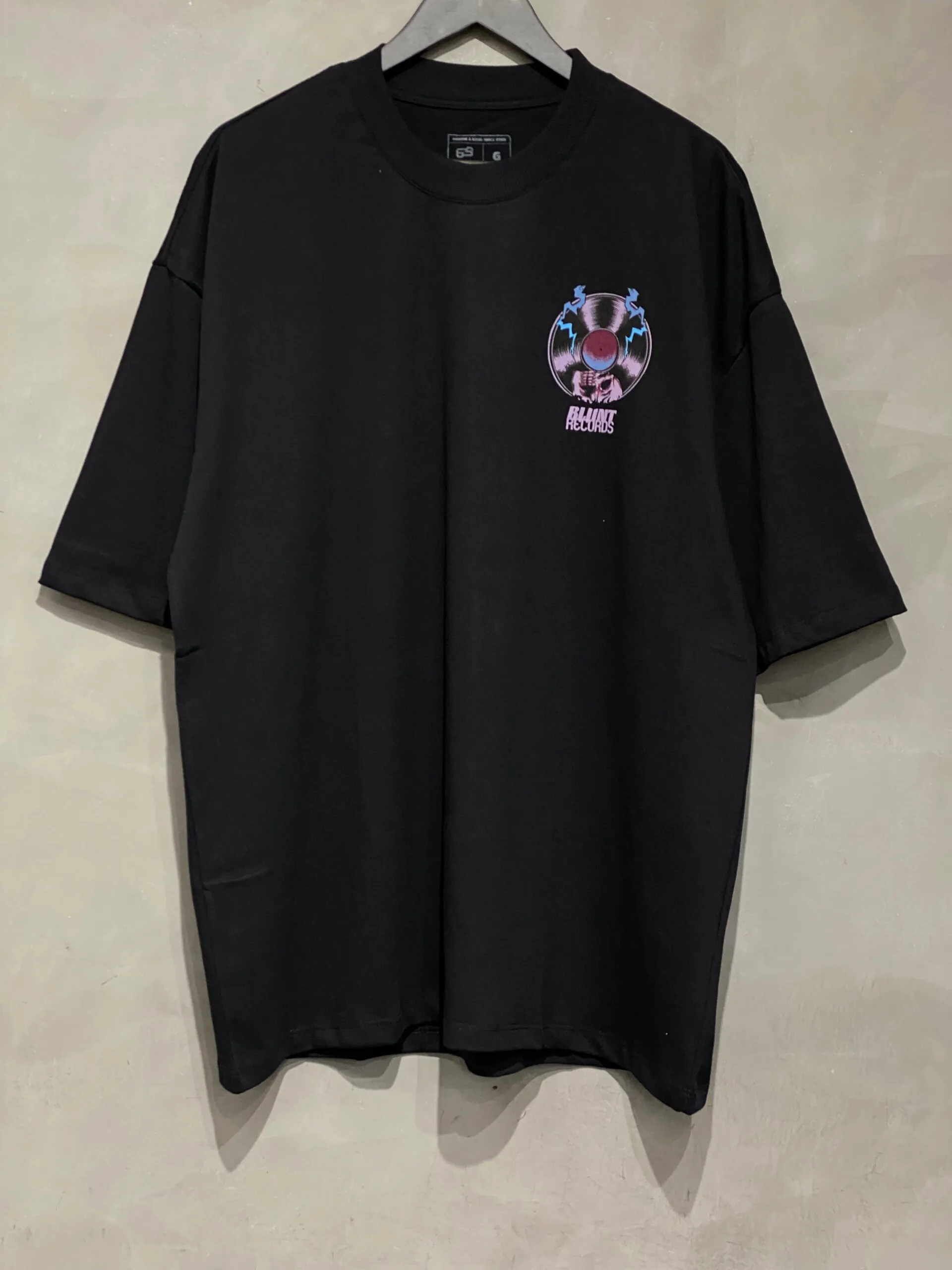 Camiseta Oversized Blunt Vinyl Preto - Imagem 4