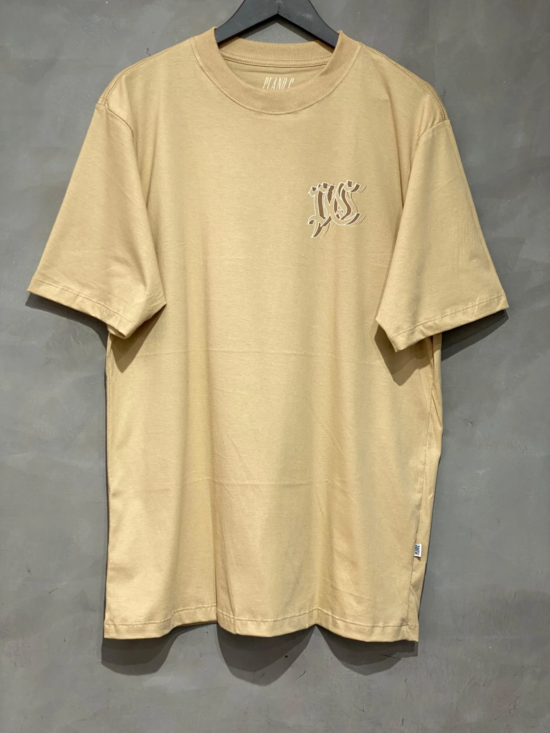 Camiseta Plano C. PC Outline bege, modelo oversized com algodão de alta gramatura para conforto e durabilidade.