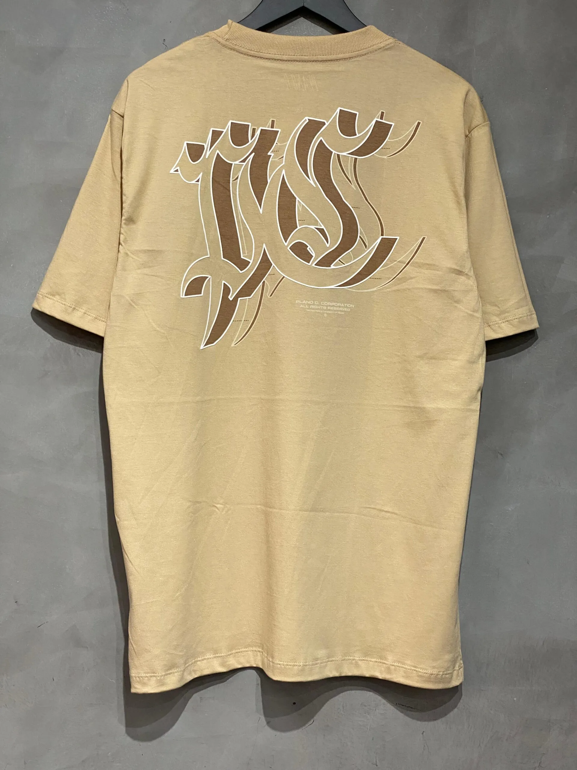 Camiseta Plano C. PC Outline bege, modelo oversized com algodão de alta gramatura para conforto e durabilidade.