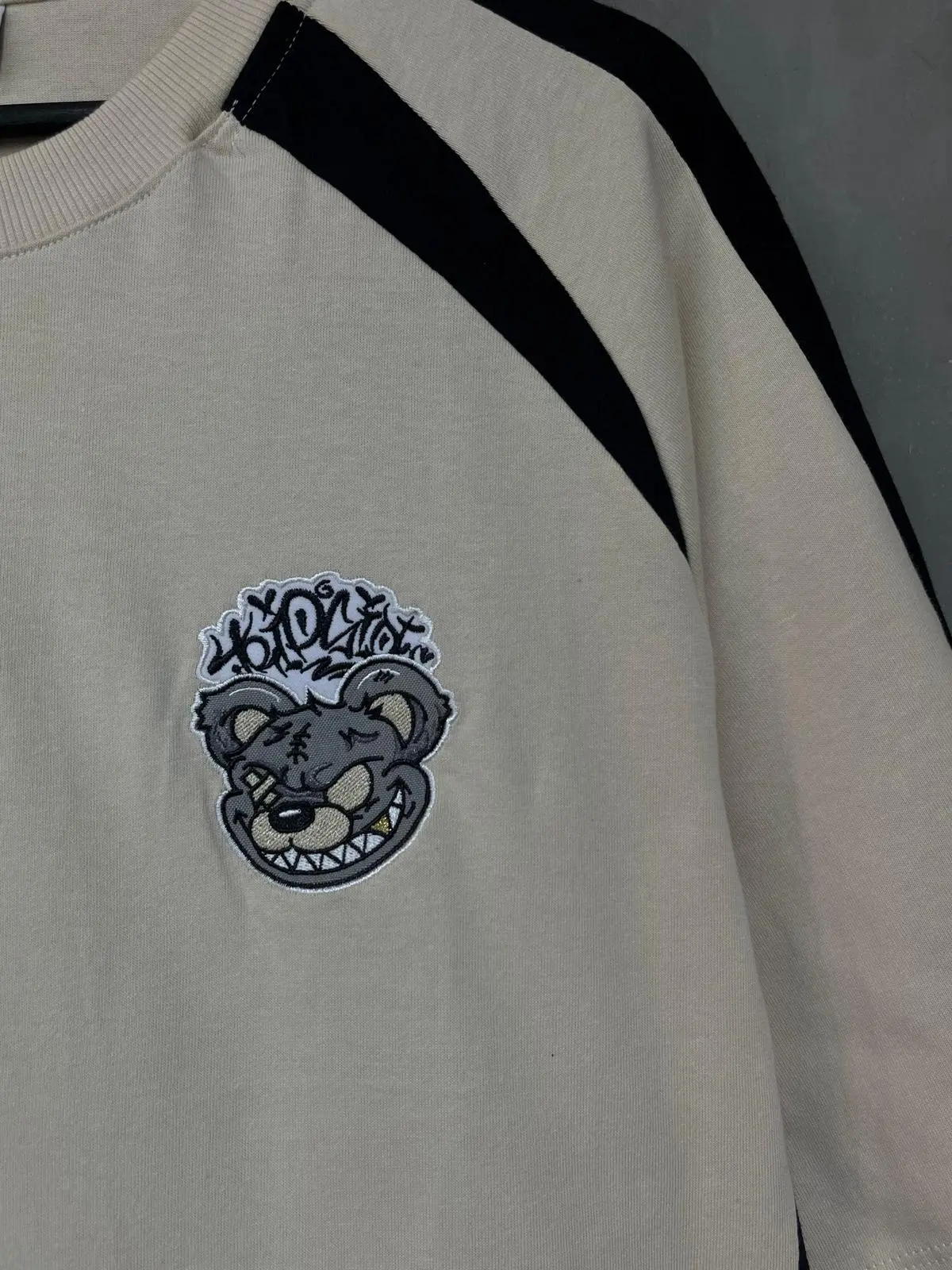 Camiseta Over Malhão Tripside Recorte “Rabisco” Bege/Preto - Imagem 4