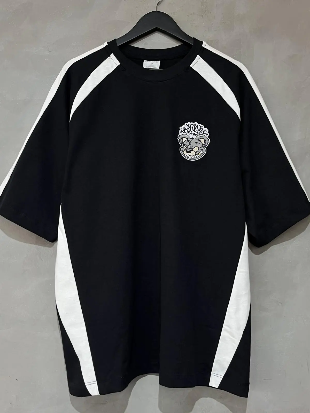 Camiseta Over Malhão Recorte “Rabisco” Preto/Branco